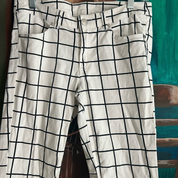 Divided White Pants with Black Grid Pattern 8 - Picture 15 of 16